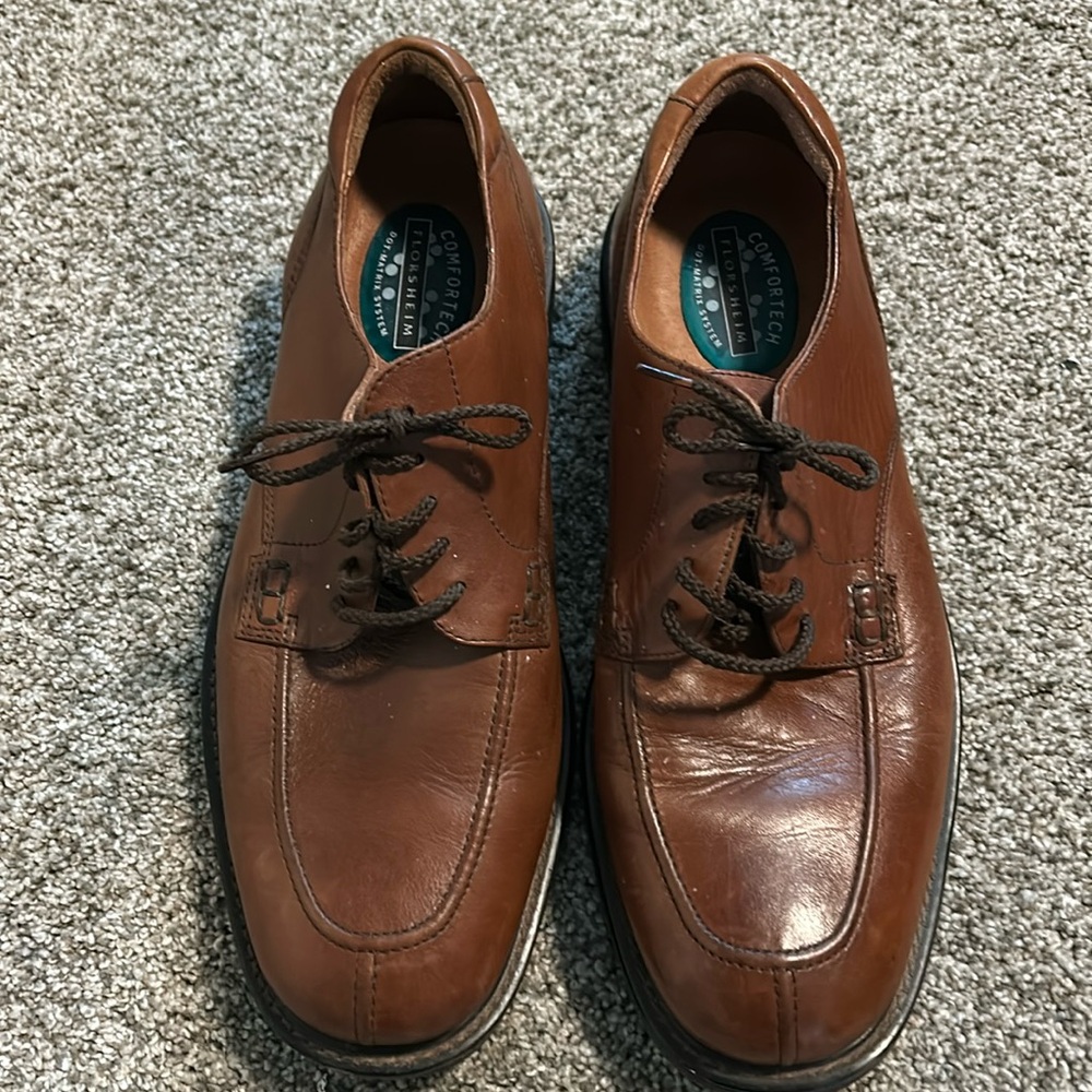 Florsheim tan leather men’s 10.5 Oxford shoes.